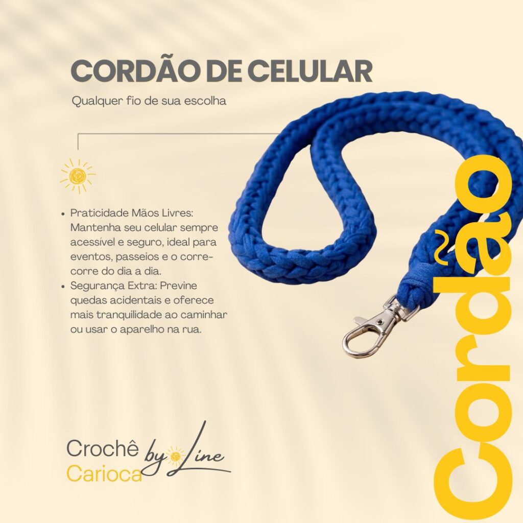 Cordão de crochê para celular em fio espesso azul royal com trançado artesanal e mosquetão de metal da marca Crochê by Line.