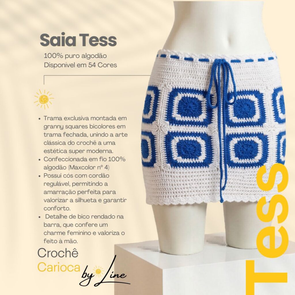Saia Tess de Crochê azul e branca com granny squares vestida no manequim da Crochê by Line.