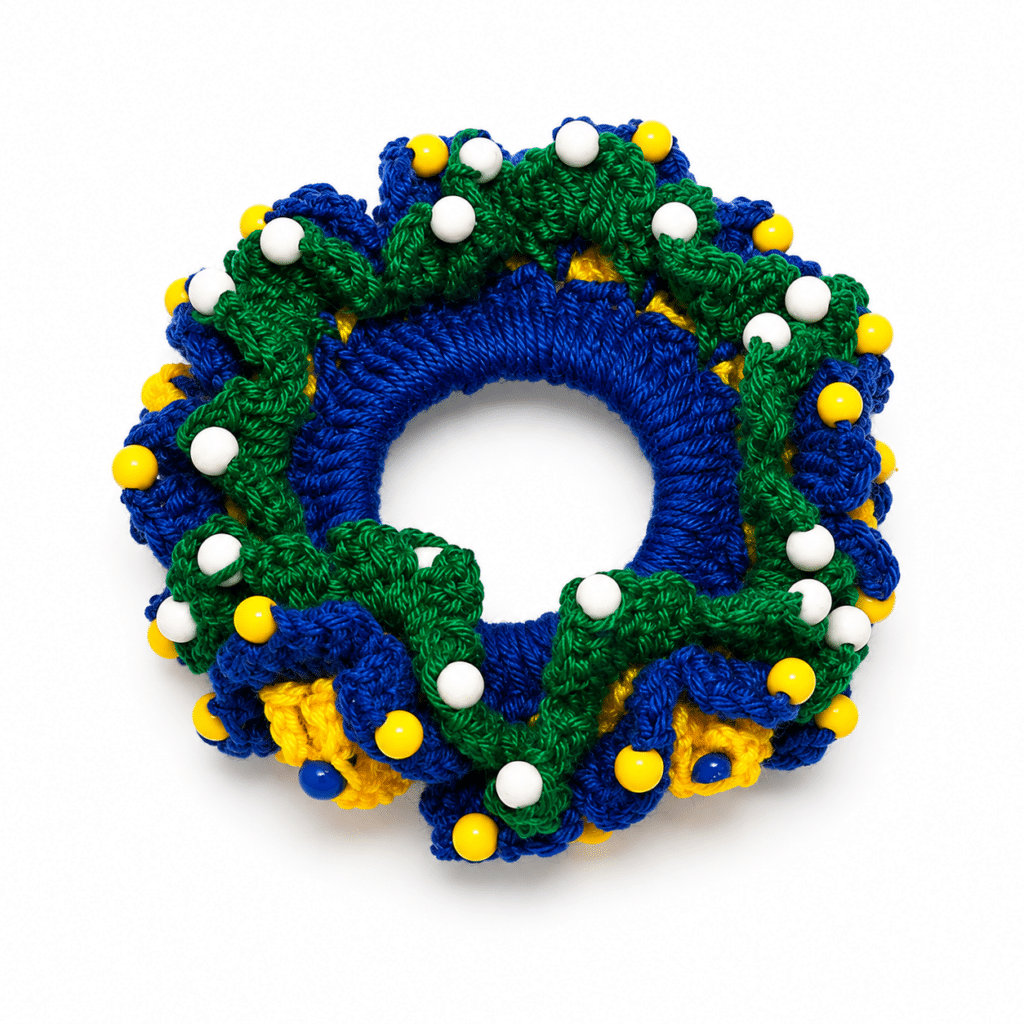 Xuxinha scrunchie de crochê nas cores do Brasil (azul, verde e amarelo) com aplicação de minipérolas,