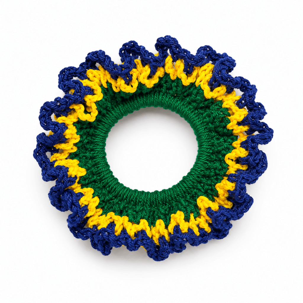 scrunchie de crochê com babados nas cores da bandeira azul, amarelo e verde escuro