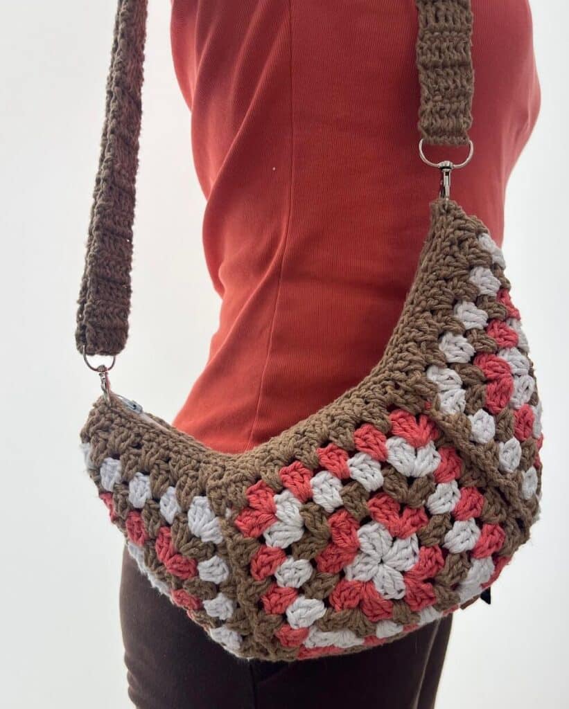 Bolsa de Crochê personalizada- crochê by line - bolsa marron rosa