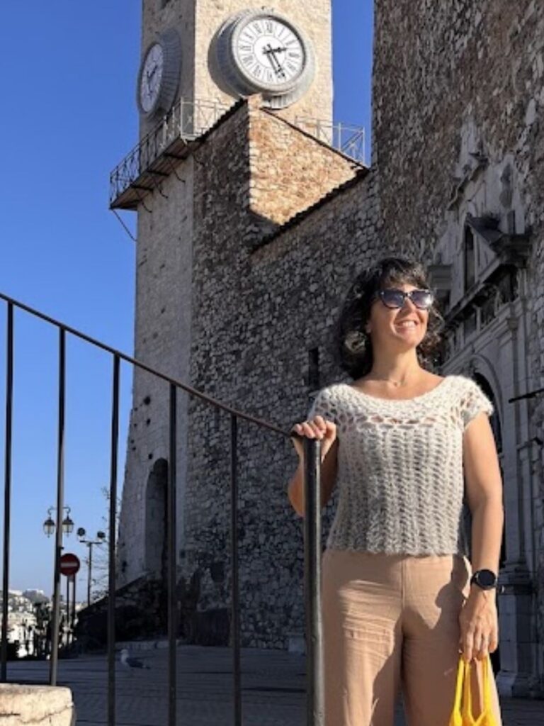 Aline da Crochê by Line usando a Blusa Cannes de Crochê degradê em frente na França