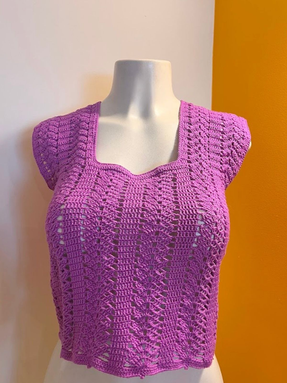 Blusa Clarice 3 Blusa Clarice de Crochê lilás com decote quadrado, trama texturizada e manga copinho vestida no manequim.