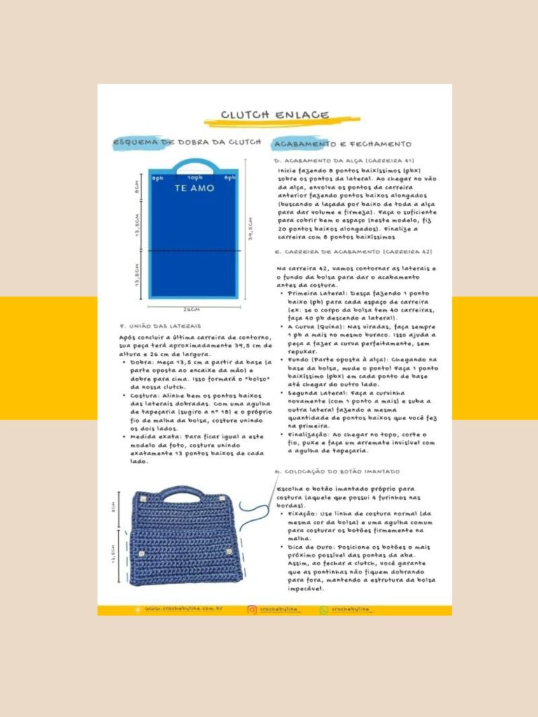 Capa da Receita Clutch de Crochê Enlace em PDF, mostrando modelo segurando a bolsa azul royal estruturada com selo de PDF gratuito.