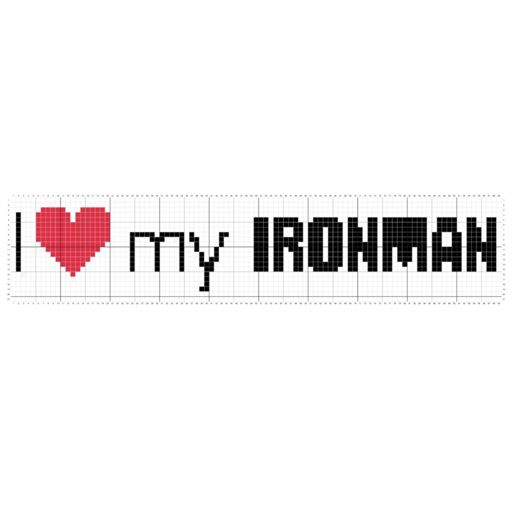 Gráfico de Pixel Art em Crochê com o letreiro em inglês 'I love my IRONMAN' em letras pretas e um coração vermelho.