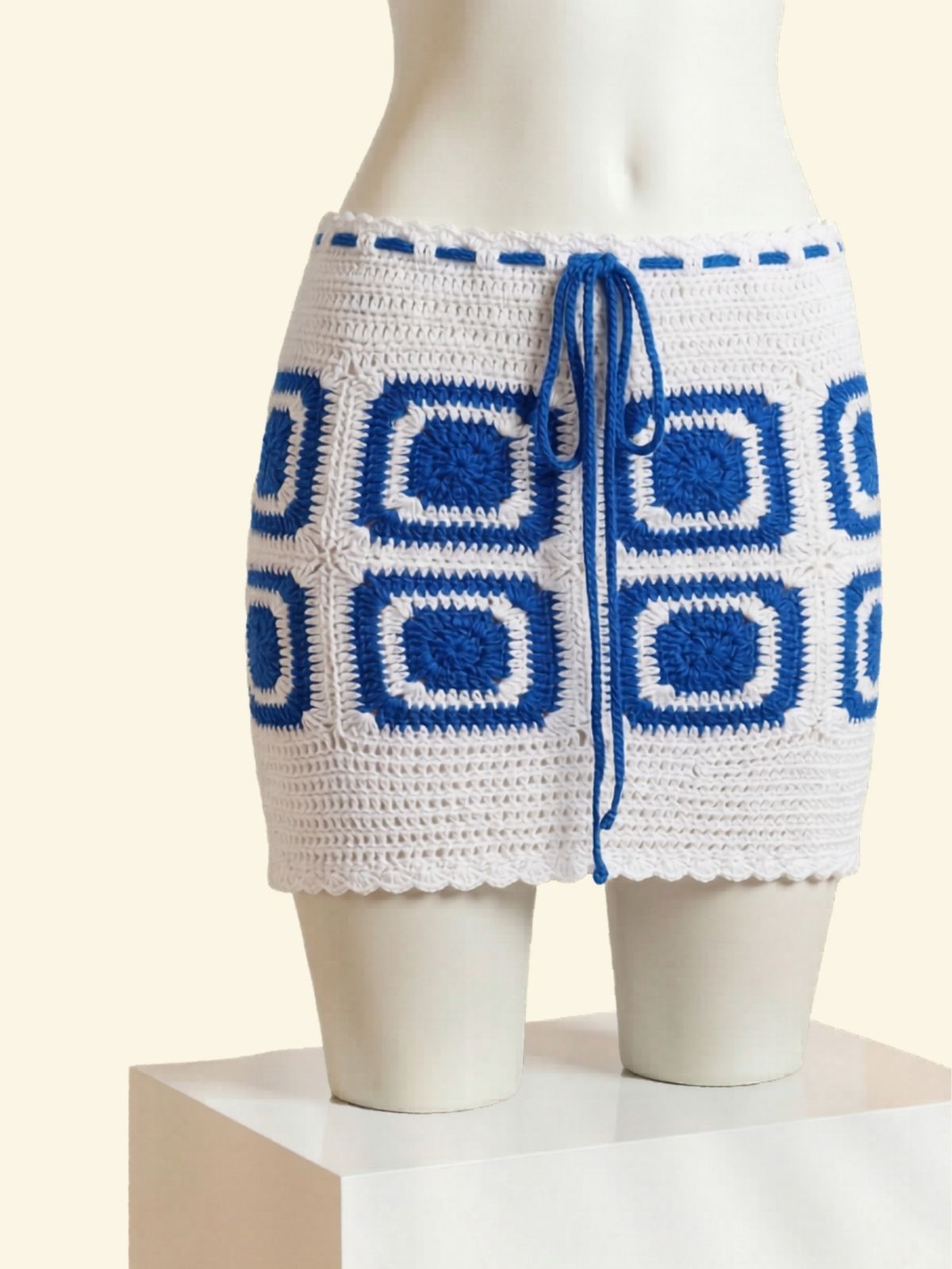 Saia Tess 6 Saia Tess de Crochê curta com estampa de quadrados azuis e brancos e cós ajustável