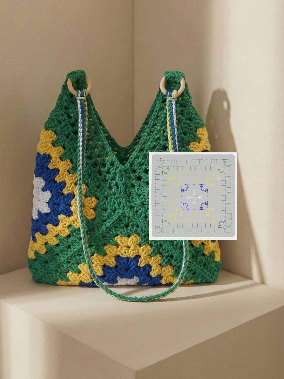 Bolsa Ipanema de crochê artesanal , feita com granny squares nas cores do Brasil (amarelo, verde, azul e branco). A foto mostra a bolsa verde e um gráfico sobreposto indicando que o post inclui a Receita Express em PDF