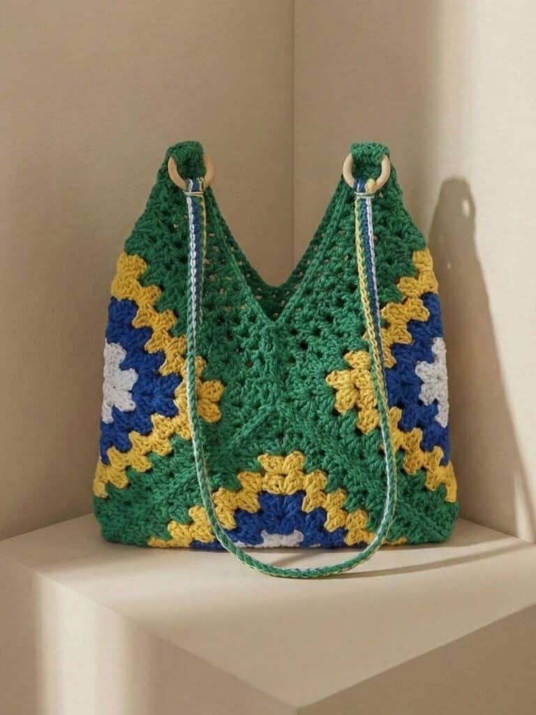 Passo a passo da Receita Express ensinando a costurar o botão de pressão magnético na base da Bolsa Ipanema de crochê.