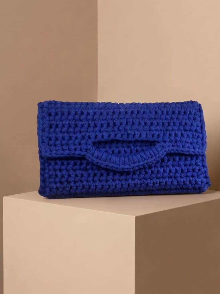 Detalhe da Clutch Enlace de crochê personalizada com a palavra te amo, ideal para presentear em ocasiões especiais.