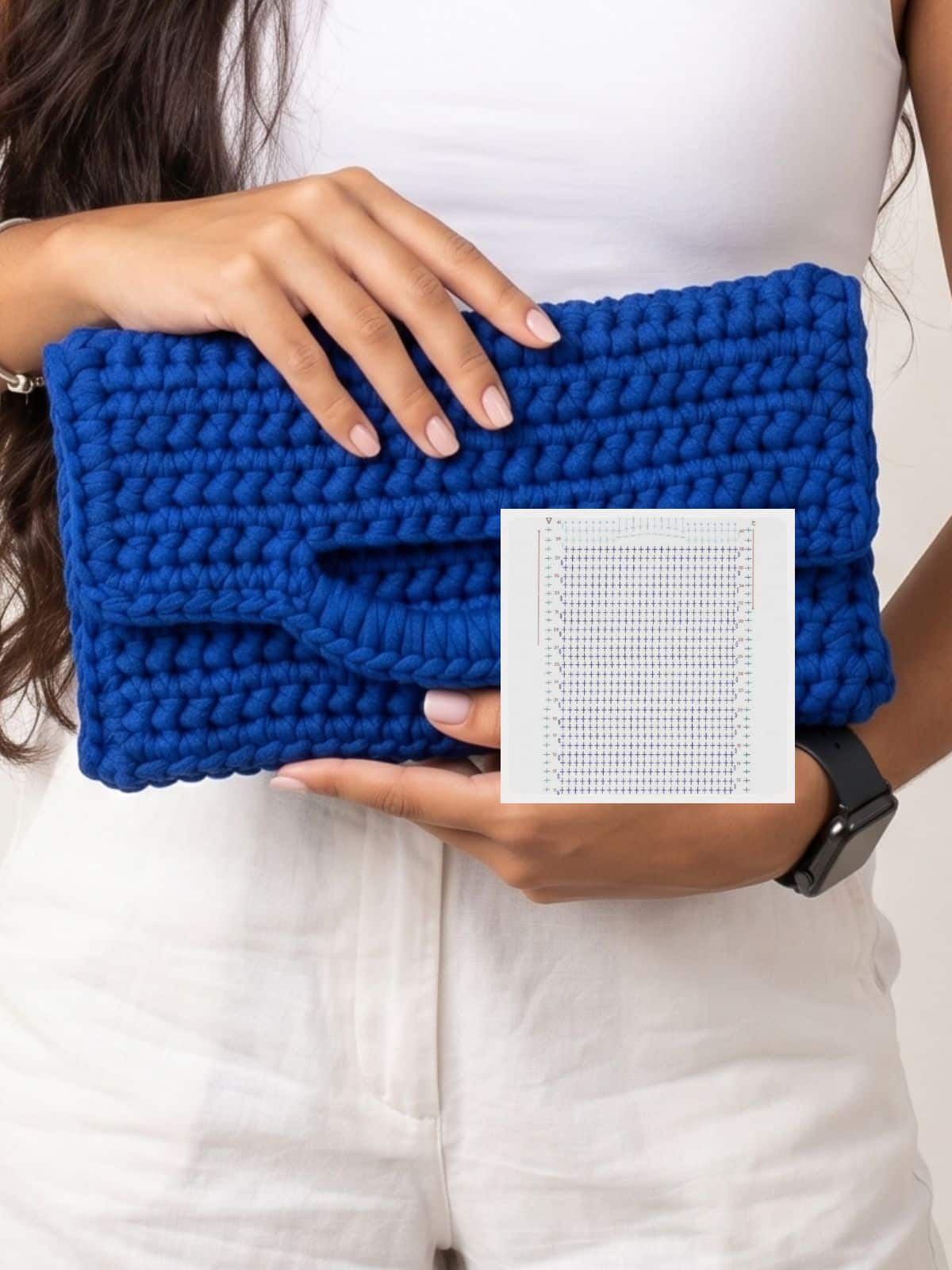 Capa da Receita Express ensinando a fazer a Clutch Enlace de crochê em fio de malha azul royal, mostrando o acabamento estruturado da bolsa.