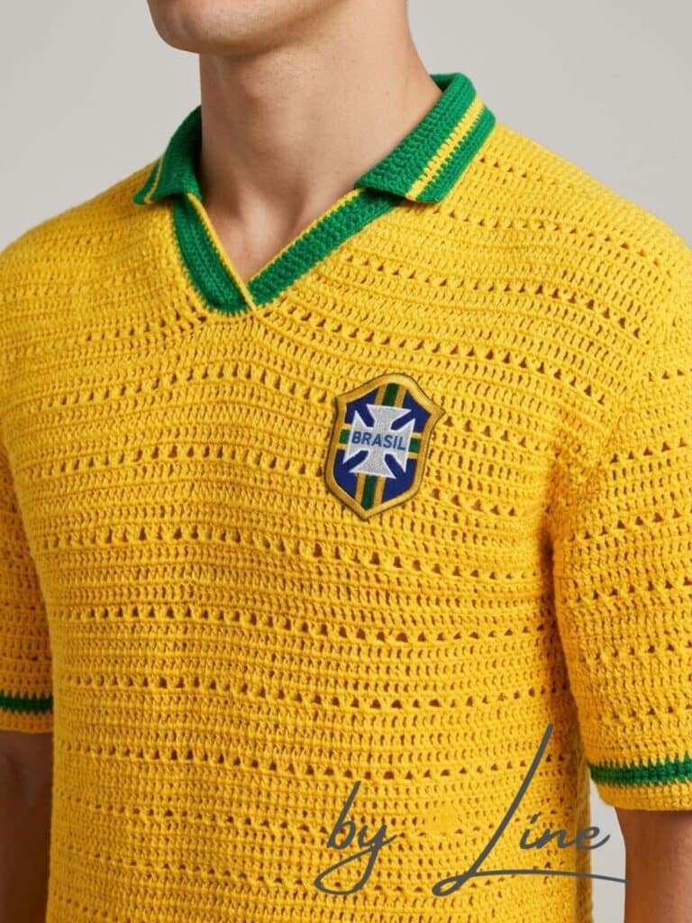 Foto aproximada a revelar os detalhes da trama de algodão, do acabamento da gola polo e das mangas da Receita Camisa Retrô Brasil 1994 em Crochê.