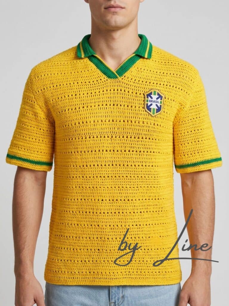 Detalhe da parte da frente da blusa ensinada na Receita Camisa Retrô Brasil 1994 em Crochê, a focar no charme da gola polo e no escudo aplicado.