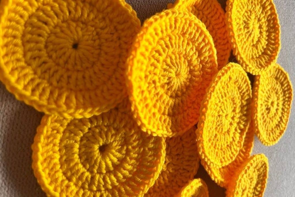 Base circular amarela com 48 pontos altos pronta para o square emoji de croche
