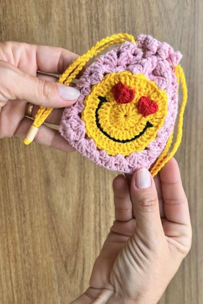 bolsa de square emoji de croche Croche by Line 2