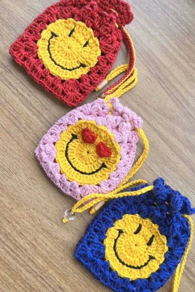bolsa porta fonesde square emoji de croche Croche by Line