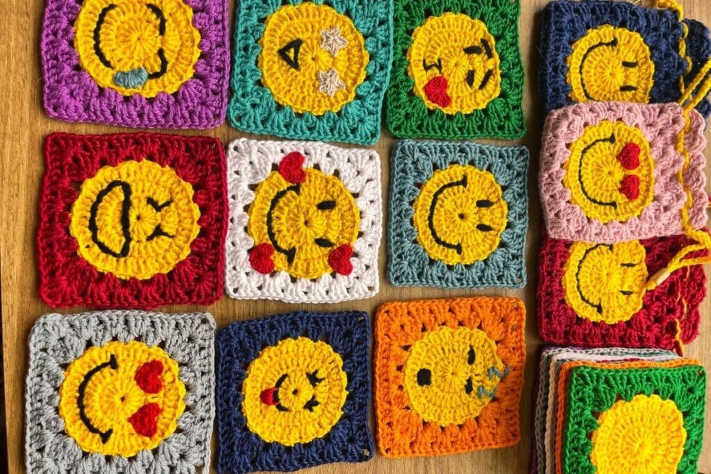 Vários modelos de square emoji de croche com molduras coloridas e diferentes carinhas bordadas