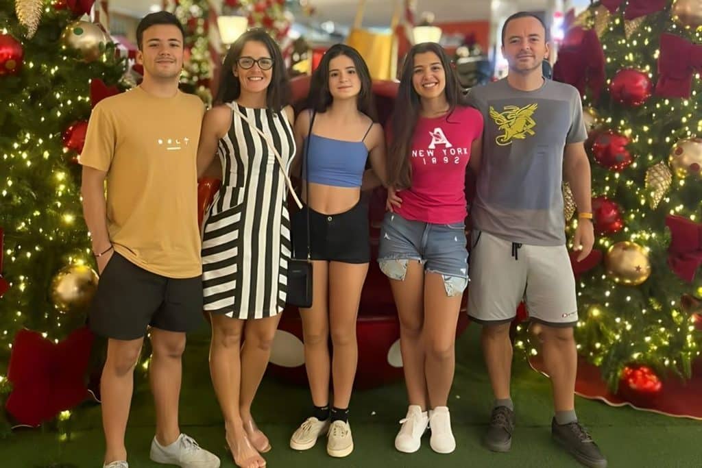 Aline Machado, da Crochê by Line sorrindo com sua família no Rio de Janeiro.