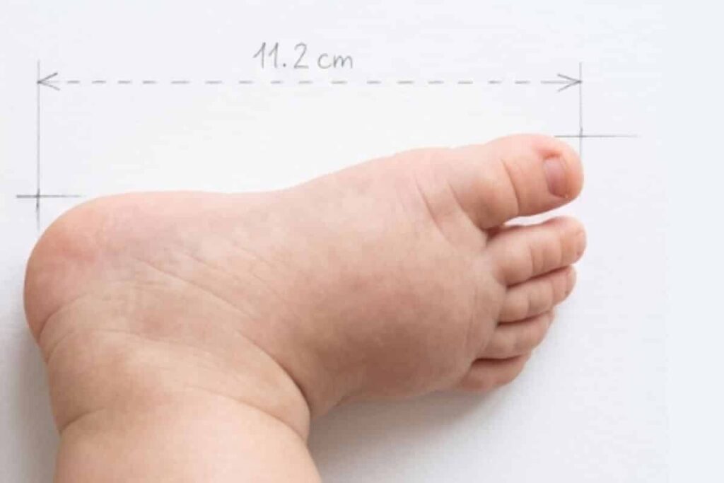 Como medir o comprimento do pezinho do bebê para sandália de crochê