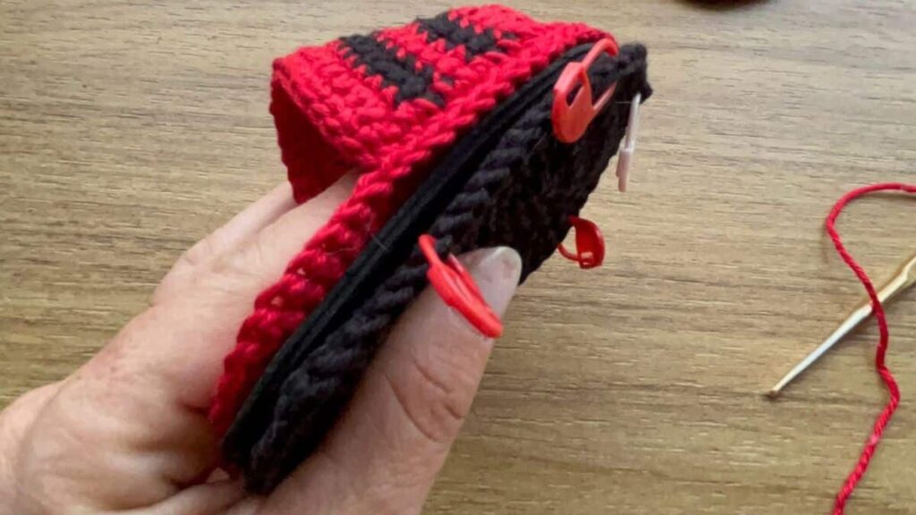 Detalhes de costura e montagem da sandália de crochê para bebê rubro-negra