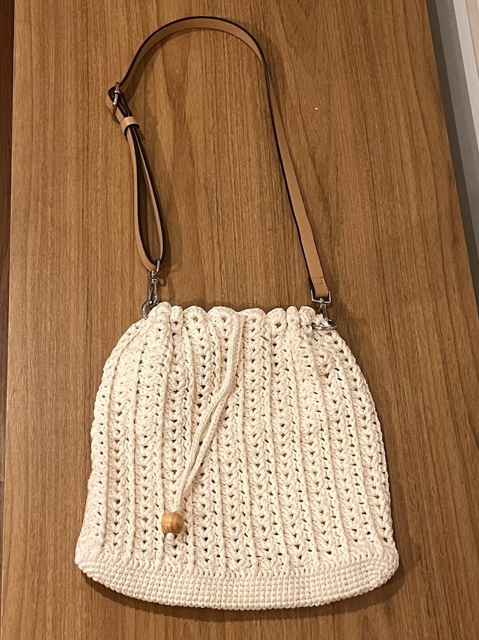 Bolsa de crochê simples e elegante modelo Lara com fundo maleável sem tela plástica.