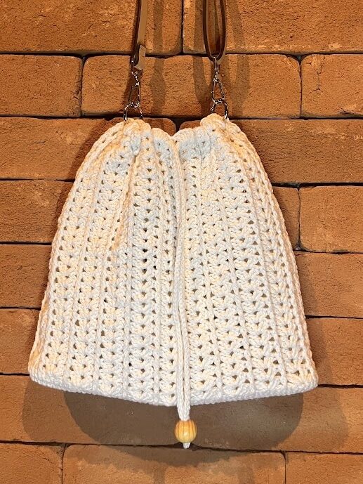 Bolsa de crochê simples e elegante modelo Lara com fundo estruturado com tela plástica.