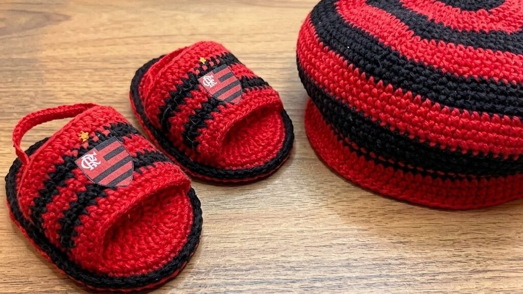 Sandália de crochê para bebê tema Flamengo com solinha estruturada e faixa listrada