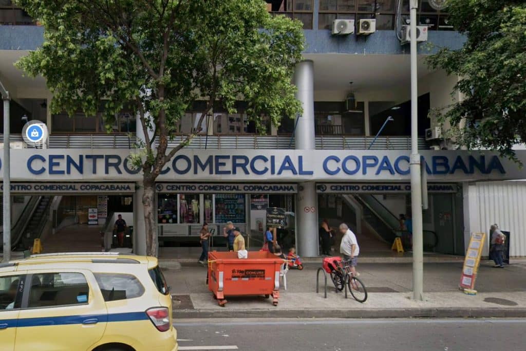 Fachada do Centro Comercial Copacabana na Av Nossa Senhora de Copacabana onde ficam as lojas de crochê no Rio de Janeiro